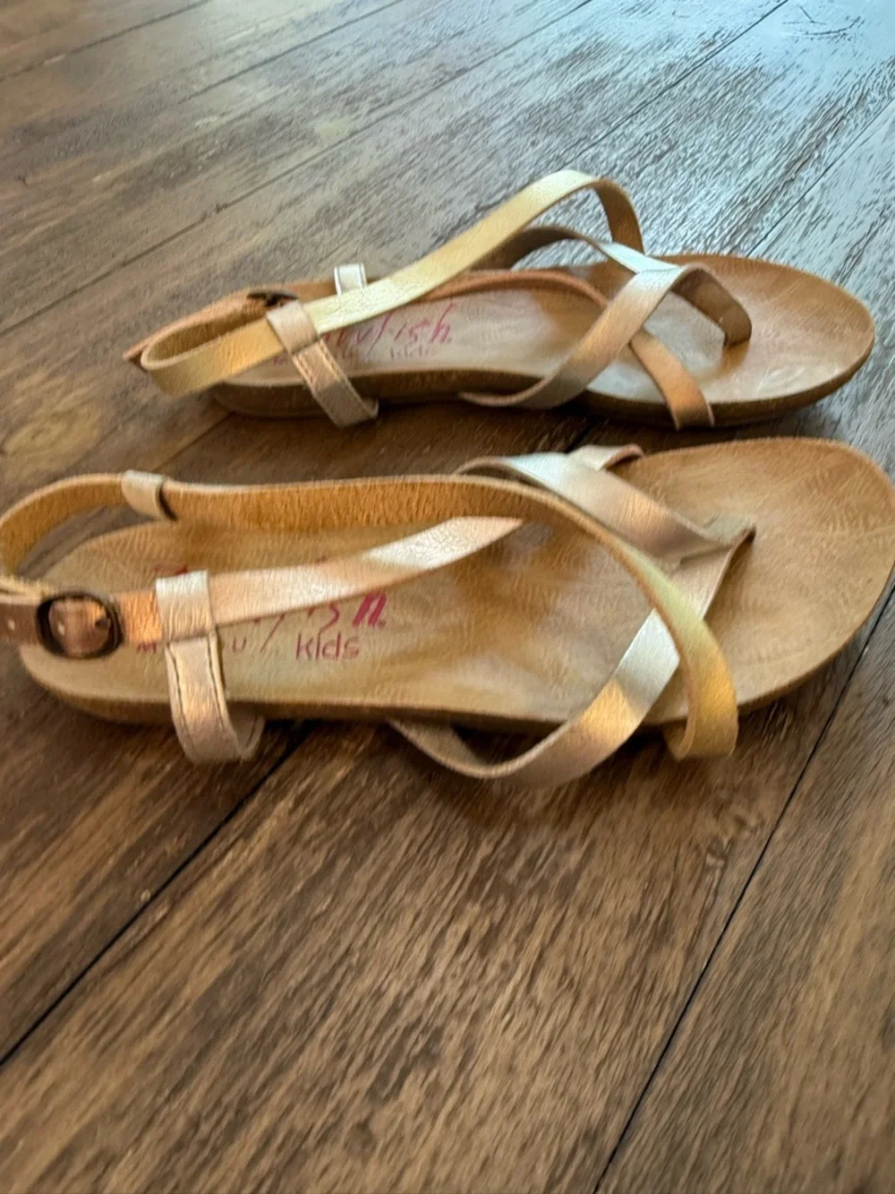 Blowfish‎ Malibu Kids Size 2.5 Gold Metallic Strappy Thong Sandals Boho Summer